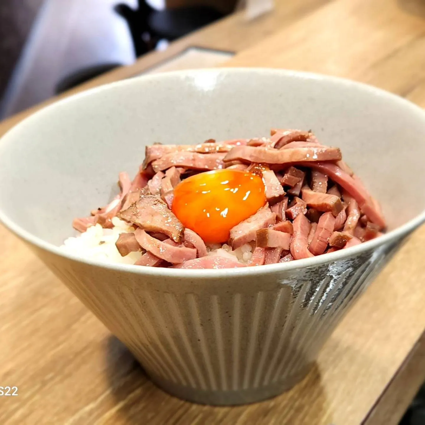 牛タンユッケ丼